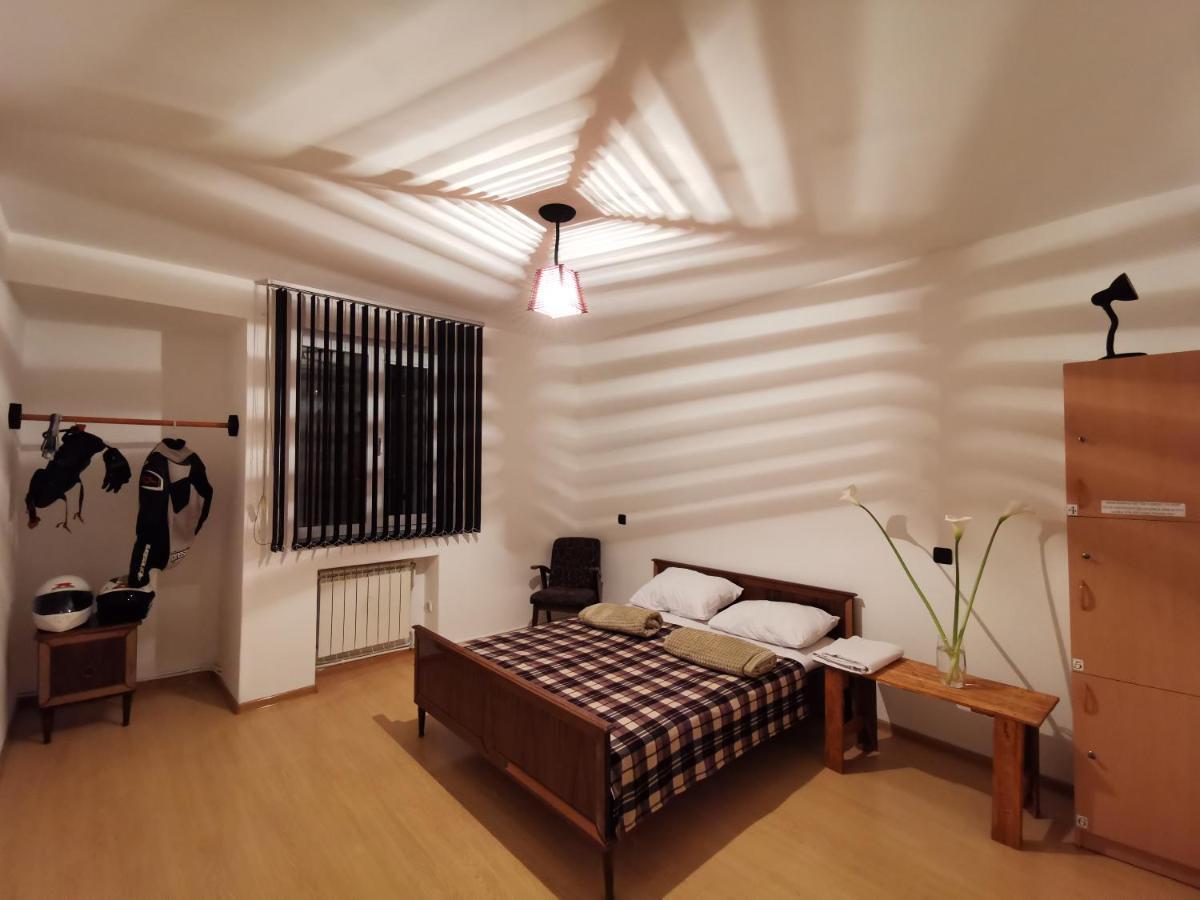 4 Friends Hostel เยเรวาน ภายนอก รูปภาพ