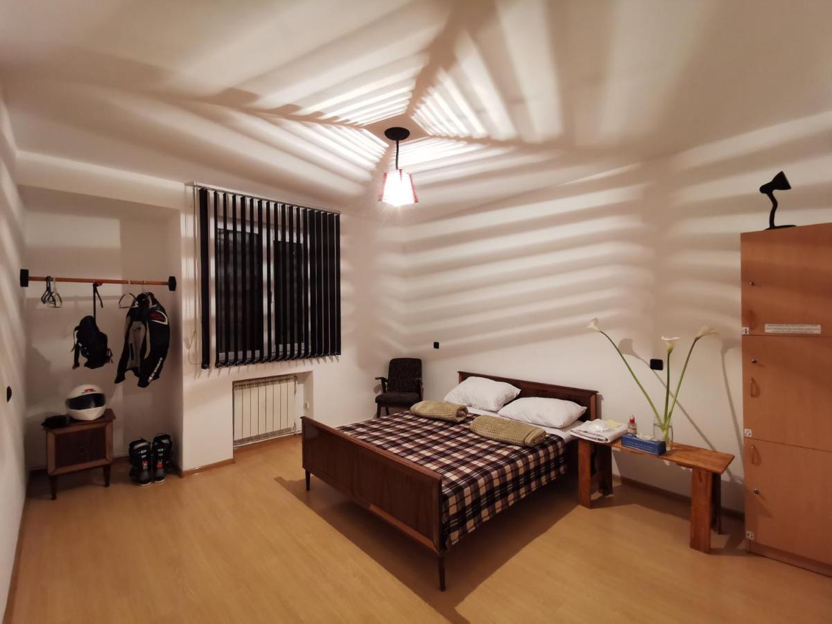 4 Friends Hostel เยเรวาน ภายนอก รูปภาพ